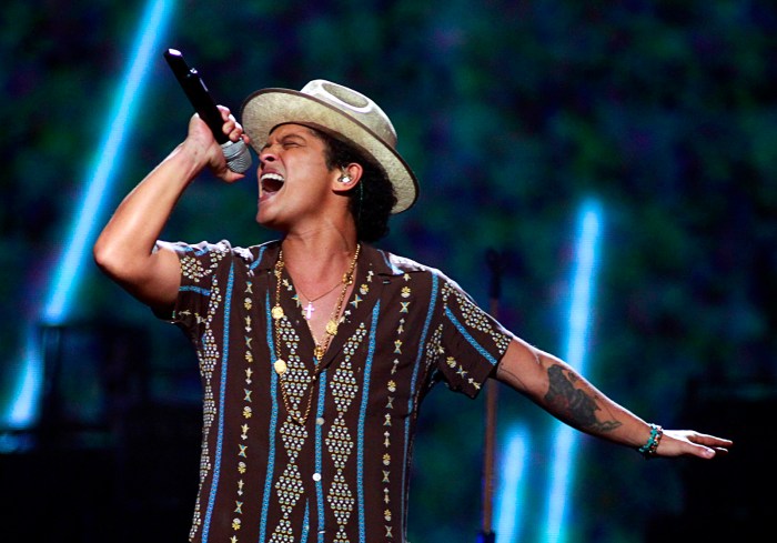 7 gaya artis nonton konser bruno mars