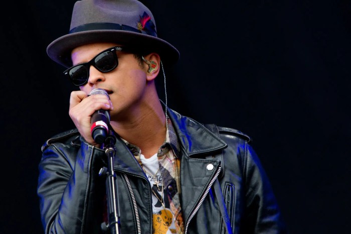 Kenapa bruno mars sering pakai topi ternyata ini sebabnya