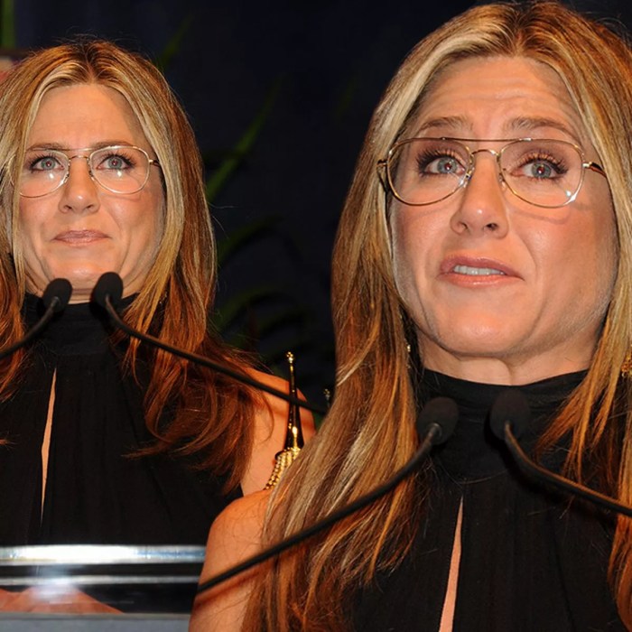 Bersinar intip tampilan jennifer aniston di emmy awards *