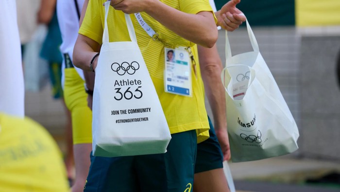 Melihat langsung hp samsung galaxy z flip 6 edisi olimpiade cuma atlet yang dapat