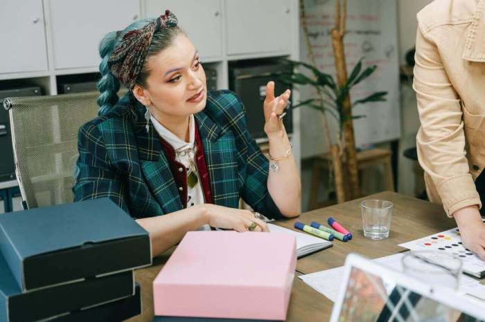 2 tanda kamu tidak disukai rekan kerja di kantor apa saja