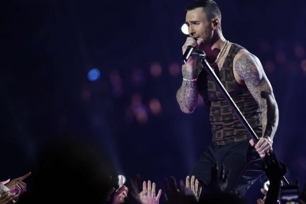 Konser Maroon 5 di Jakarta Penuh Kejutan dan Momen Emosional