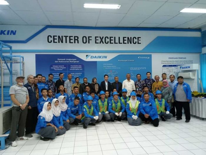 Pusat keunggulan daikin hadir di smkn 1 lamongan jadi yang pertama di jatim